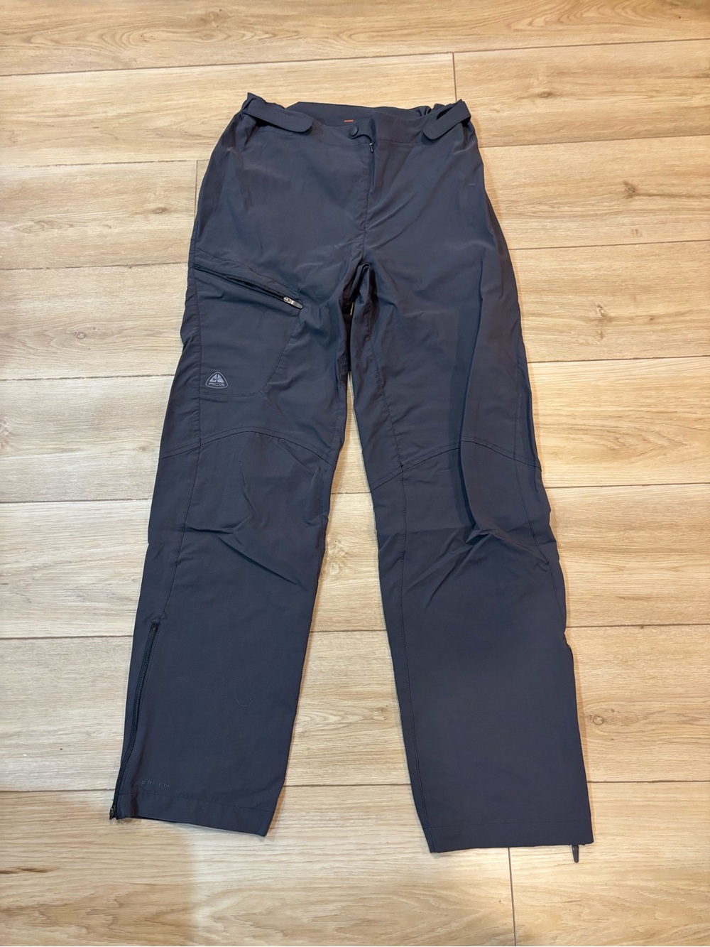 Womens pants Nike ACG Gray Large L 12-14 30.5” Inseam Soft Shell Hiking Gorpcore